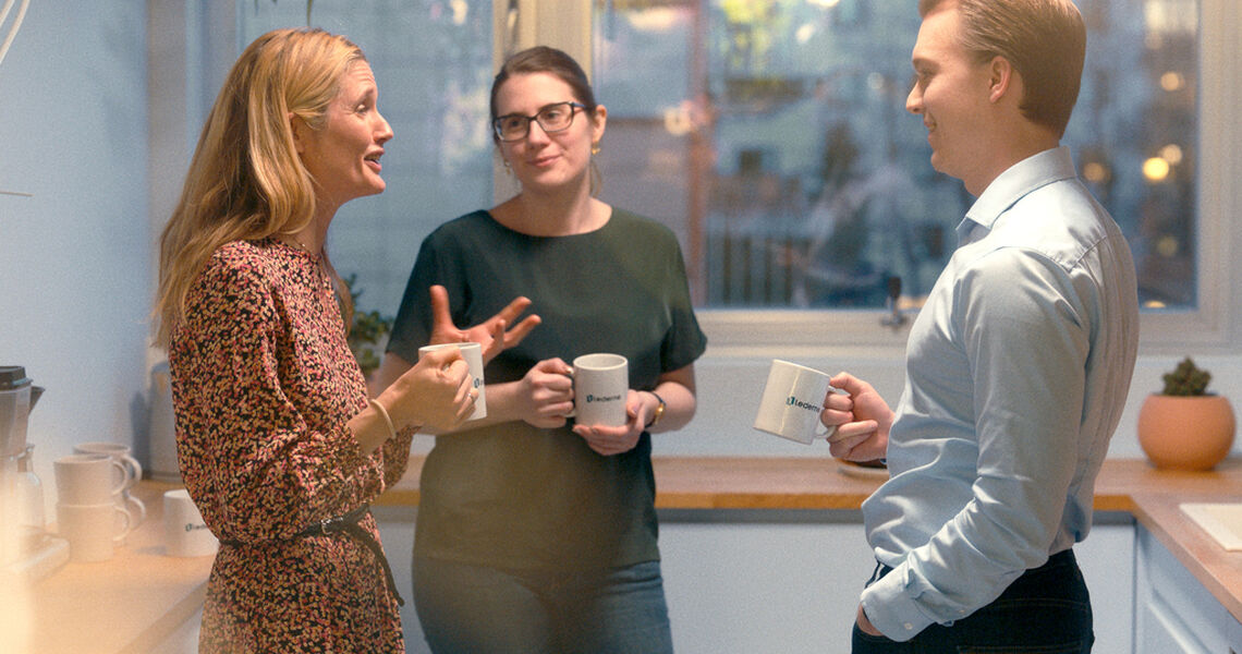 Å bygge nettverk handler ikke om tilfeldige møter, men om bevisst relasjonsbygging. Når du deler kunnskap, åpner dører for andre og viser genuin interesse, skaper du varige forbindelser som gir verdi både for deg og organisasjonen.