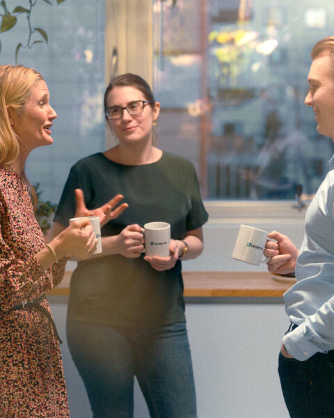 Å bygge nettverk handler ikke om tilfeldige møter, men om bevisst relasjonsbygging. Når du deler kunnskap, åpner dører for andre og viser genuin interesse, skaper du varige forbindelser som gir verdi både for deg og organisasjonen.