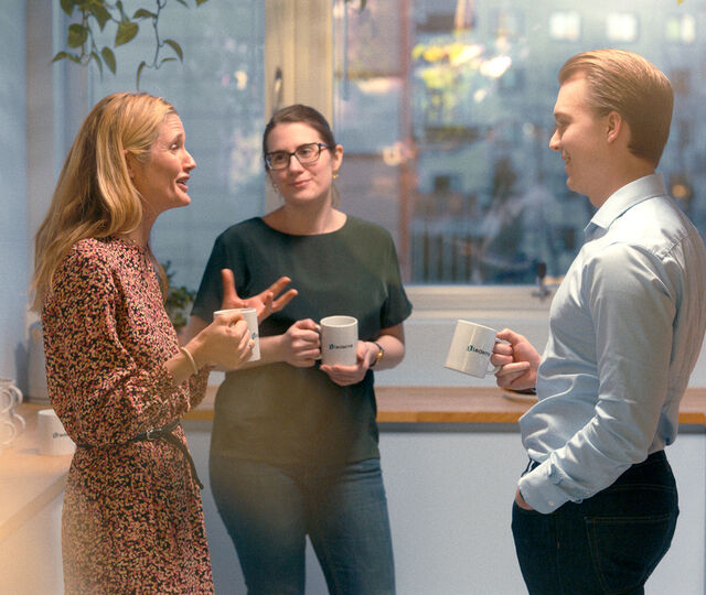 Å bygge nettverk handler ikke om tilfeldige møter, men om bevisst relasjonsbygging. Når du deler kunnskap, åpner dører for andre og viser genuin interesse, skaper du varige forbindelser som gir verdi både for deg og organisasjonen.