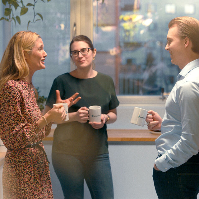 Å bygge nettverk handler ikke om tilfeldige møter, men om bevisst relasjonsbygging. Når du deler kunnskap, åpner dører for andre og viser genuin interesse, skaper du varige forbindelser som gir verdi både for deg og organisasjonen.