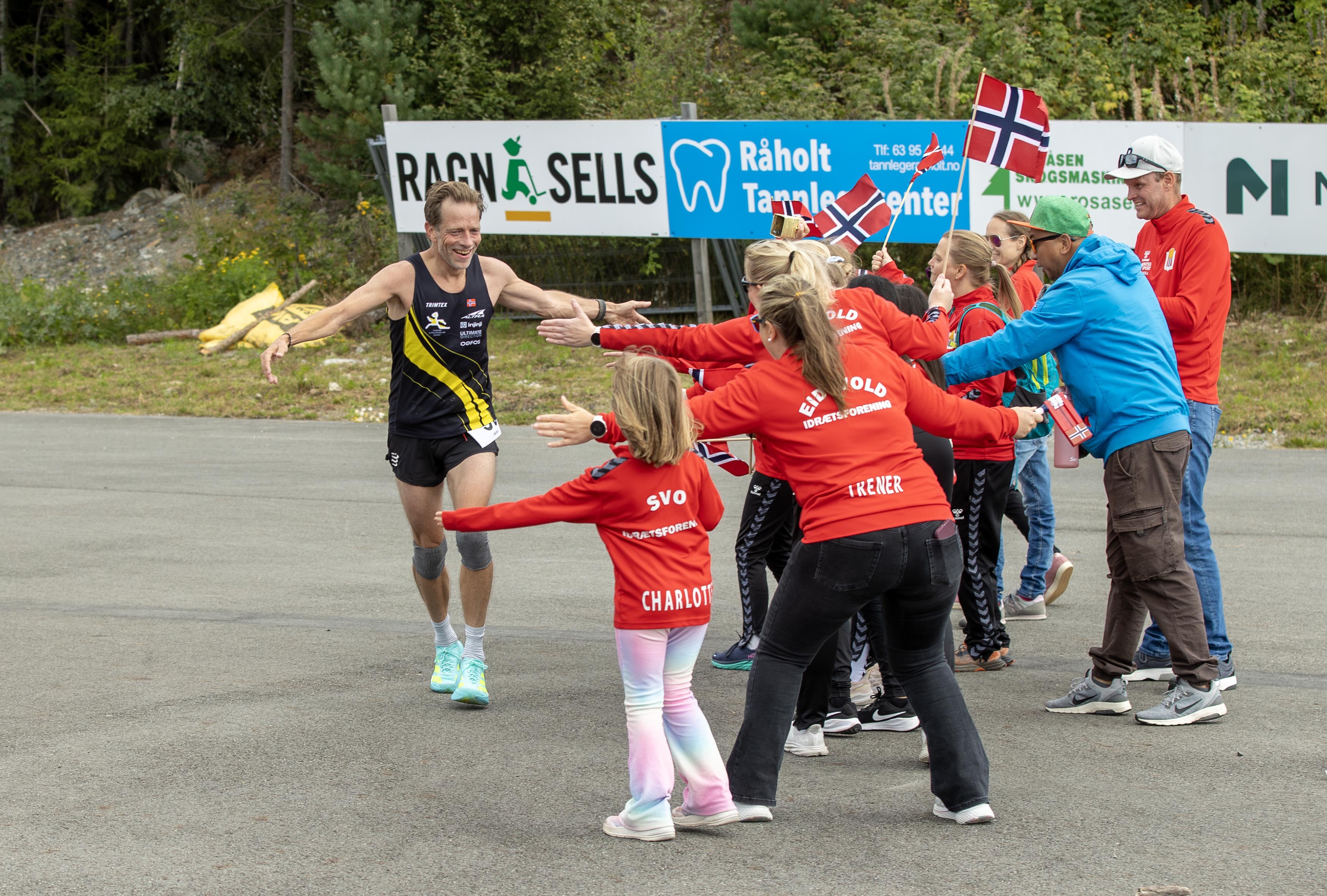 Herrevinner Harald Bjerke lot seg begeistre av heiagjengen fra EIF Håndball.jpg