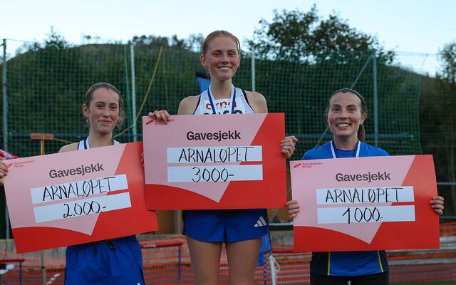 Premiepallen kvinner for 10 km i Arnaløpet: Bethine Riise Carlsen, Anine Dyrdal og Torunn Stavland Jensen. (Alle foto: Arne Dag Myking)