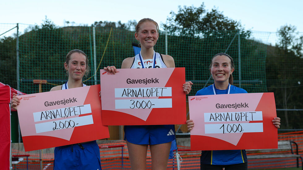 Premiepallen kvinner for 10 km i Arnaløpet: Bethine Riise Carlsen, Anine Dyrdal og Torunn Stavland Jensen. (Alle foto: Arne Dag Myking)