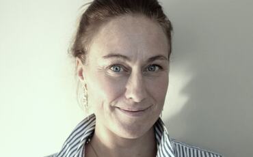 Mindfulness-ekspert Johanna Fredriksson viser hvordan små pauser i hverdagen kan gi mer energi, bedre fokus og en mykere overgang mellom krav og kapasitet. (Foto: istock.com)