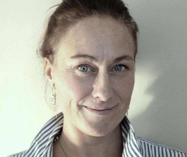 Mindfulness-ekspert Johanna Fredriksson viser hvordan små pauser i hverdagen kan gi mer energi, bedre fokus og en mykere overgang mellom krav og kapasitet. (Foto: istock.com)
