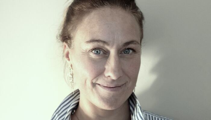 Mindfulness-ekspert Johanna Fredriksson viser hvordan små pauser i hverdagen kan gi mer energi, bedre fokus og en mykere overgang mellom krav og kapasitet. (Foto: istock.com)