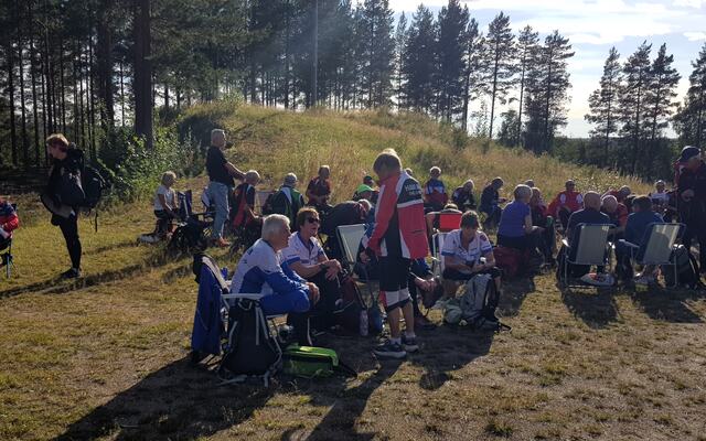 Samlingsplass i høstsola på Strandbygda skistadion.