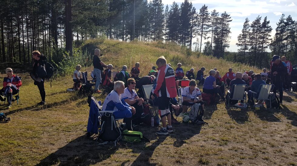 Samlingsplass i høstsola på Strandbygda skistadion.