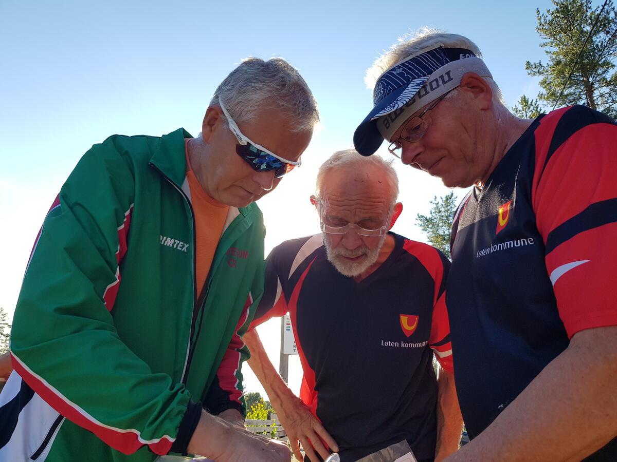 Kart og løypediskusjon med løypelegger
