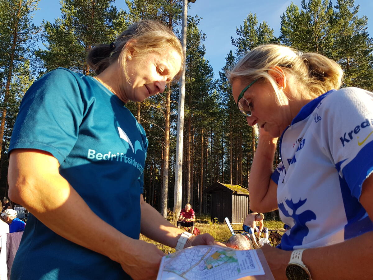 Stine Olsen Kirkevik og Anne Marit Bordal diskuterer kveldens løype