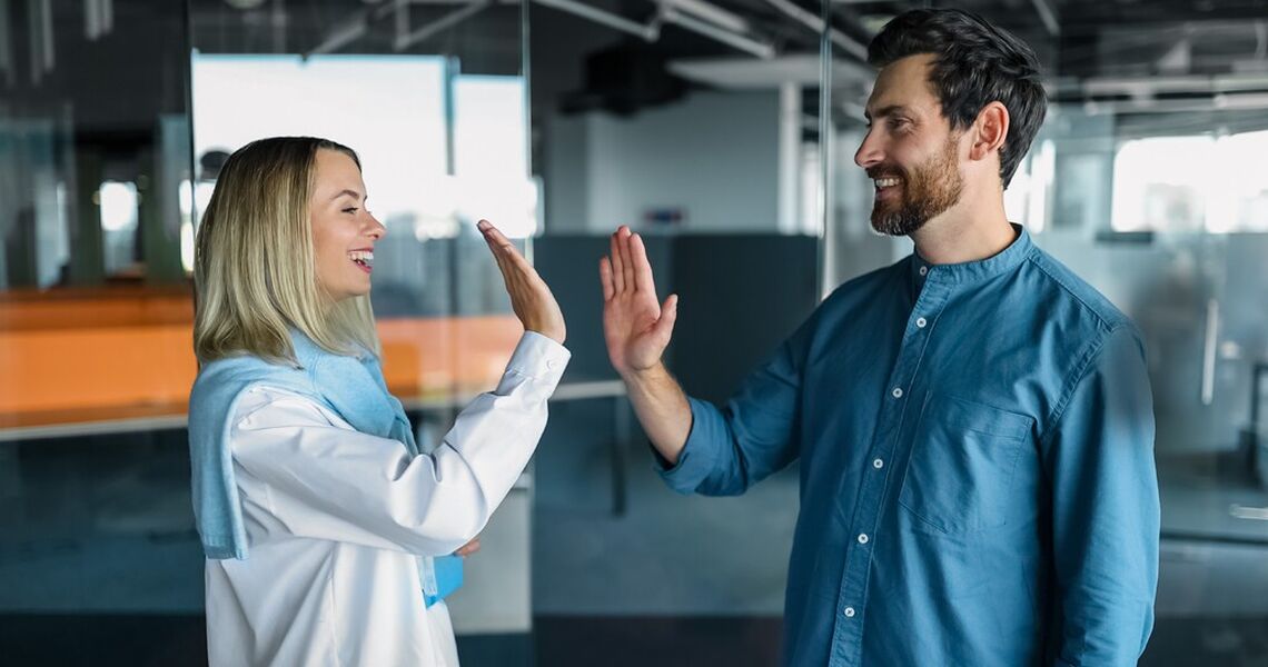 Den sterkeste støtten i en krise starter ikke hos ekspertene – men i fellesskapet på jobben. (Foto: Istock.com)
