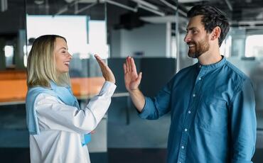 Den sterkeste støtten i en krise starter ikke hos ekspertene – men i fellesskapet på jobben. (Foto: Istock.com)