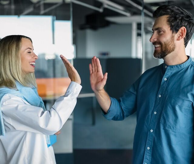 Den sterkeste støtten i en krise starter ikke hos ekspertene – men i fellesskapet på jobben. (Foto: Istock.com)