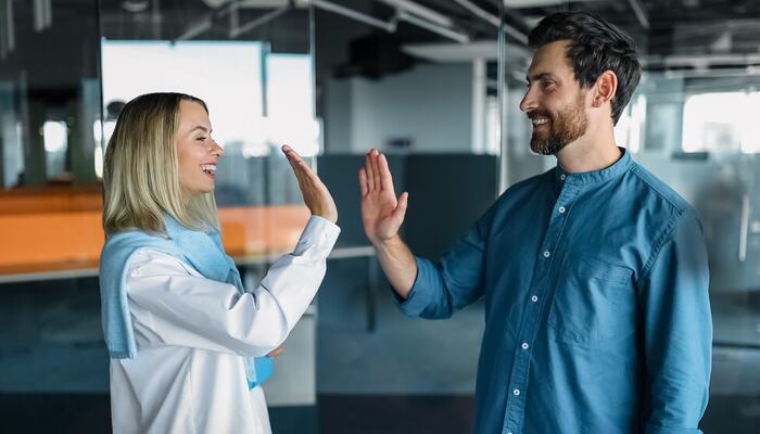Den sterkeste støtten i en krise starter ikke hos ekspertene – men i fellesskapet på jobben. (Foto: Istock.com)