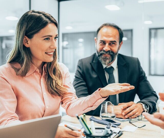 Konflikt mellom generasjoner på jobb – slik kan du som leder bygge bro
