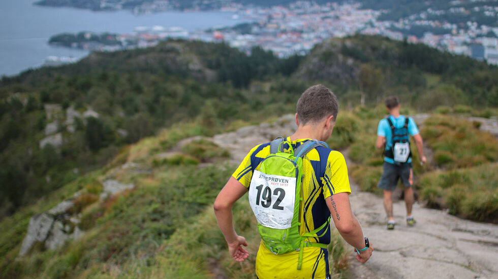 Her er noen deltagere på vei ned fra Løvstakken. Da gjenstår bare Damsgårdsfjellet og Lyderhorn. (Foto: Arne Dag Myking)