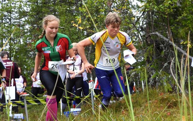 Lovisa Tyldum og Ask Felland Sætnan ut fra start.