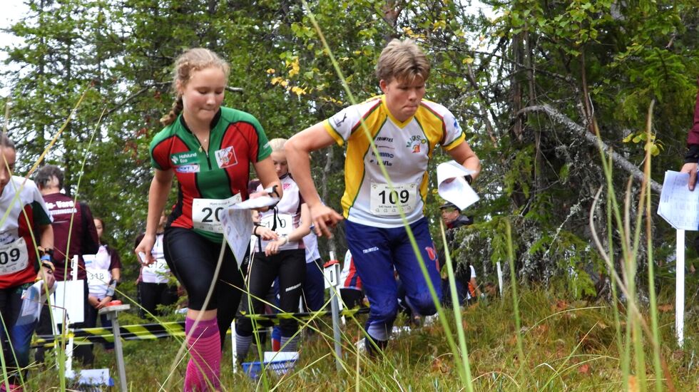 Lovisa Tyldum og Ask Felland Sætnan ut fra start.
