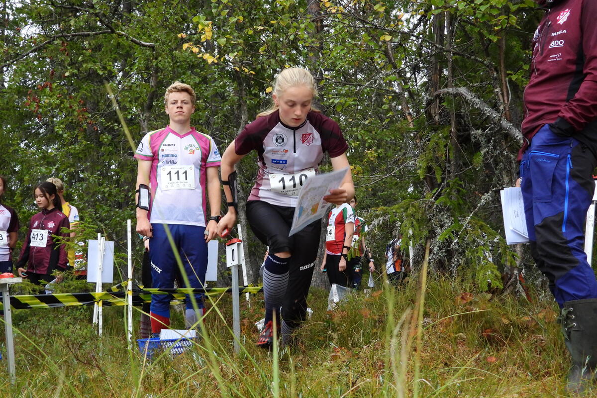 Stina Fagerhaug ut fra start og Ole Solli Kvikstad venter på start