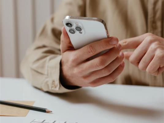 Ein person som tastar på mobiltelefonen