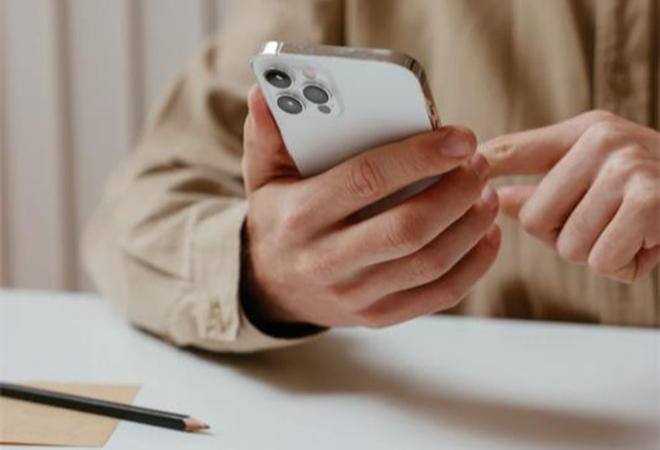 Ein person som tastar på mobiltelefonen