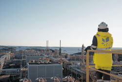 Fagleder feltinstrumentering Trygve Dirdal ser for seg bedre overvåking av prosessutstyr med tingenes internett (IoT), for eksempel posisjon på ventiler og fuktighet for isolerte prosessrør (Illustrasjonsfoto: Ole Jørgen Bratland/Equinor).