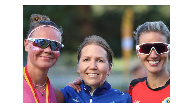 Therese Skeie (midten) vant 10 km i klasse 40-44 år med 37.53 og inntar med det 5. plass på veteranstatistikken. Her flankert av Lene Nevland Sivertsen som vant klasse 35-39 år og Ingrid Landråk som ble nr. 2 i klasse 40-44. (Foto: Einar Søndeland)