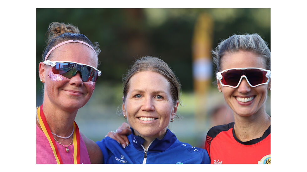 Therese Skeie (midten) vant 10 km i klasse 40-44 år med 37.53 og inntar med det 5. plass på veteranstatistikken. Her flankert av Lene Nevland Sivertsen som vant klasse 35-39 år og Ingrid Landråk som ble nr. 2 i klasse 40-44. (Foto: Einar Søndeland)