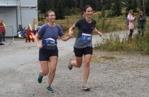 Caroline Nylund Øvsthus (til venstre) og Åse Sigrid Torp hånd i hånd mot mål på sin 10 km.