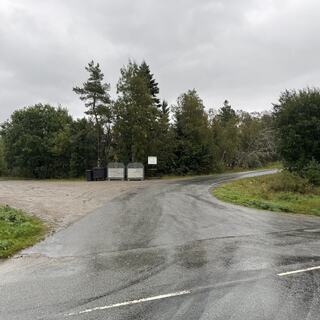 Bilde av hyttecontainerne på Hidreskog, sett fra fylkesveien