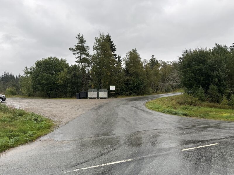 Bilde av hyttecontainerne på Hidreskog, sett fra fylkesveien