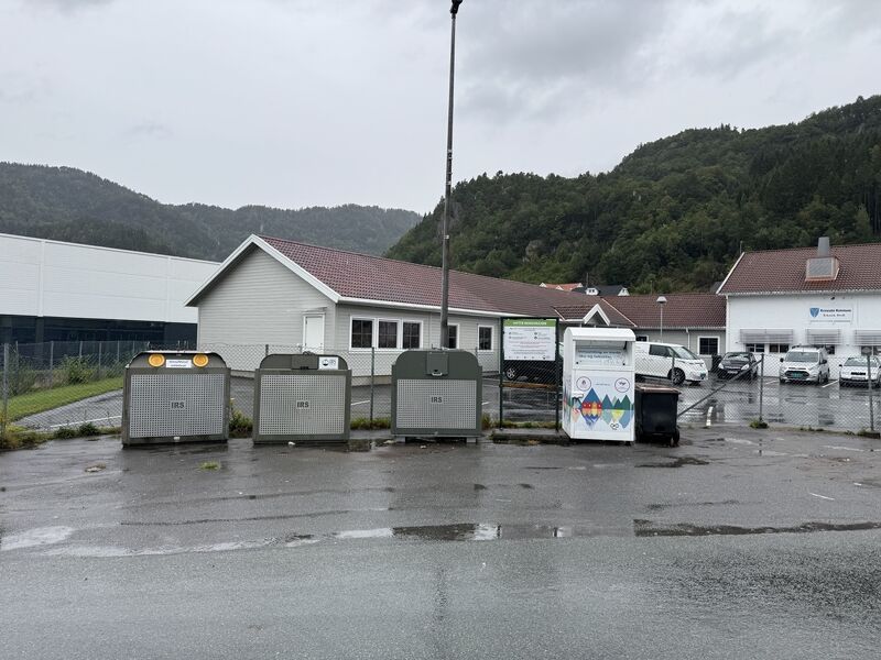 Bilde av nye konteinere på returpunkt Aamot, Teknisk etat