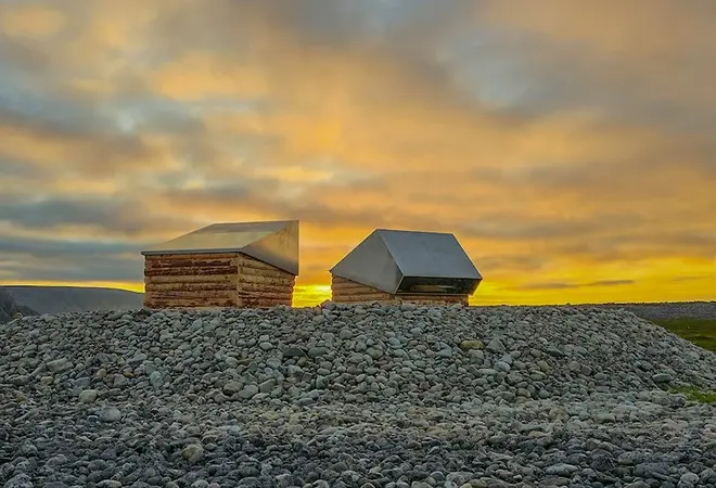 De to toalettbyggene er inspirert av pomorlaften, som flere av de bevarte husene i Hamningberg er bygget med. Foto: Finnmark Entreprenør AS