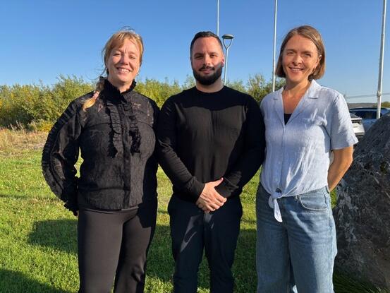 Foto av tre personer i forbindelse med beredskapskurs
