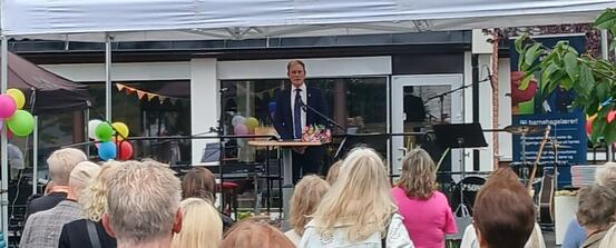 Frå markeringa av jubileet 10. september. Ordførar Stig Ove Ølmheim som held helsingstale frå vertskommunen Sogndal og frå regionen. (Foto: Kjell Ertesvåg) Ordføraren held tale.