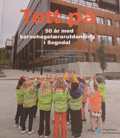 Framsida på ei bok ©jJubileumsboka for barnehagelærarutdanning i Sogndal, Framsida på ei bok