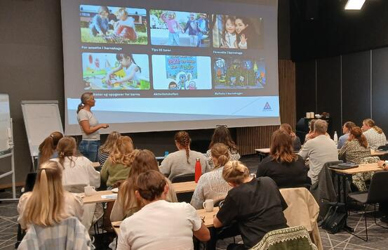 36 tilsette frå barnehagane i Sogndal og Luster deltok på kurset med Trygg Trafikk. (Foto: Kjell Ertesvåg= Føredrag med mange personar i salen.