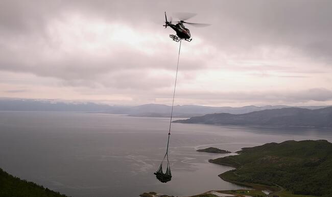 Helikopter som frakter vrakdeler