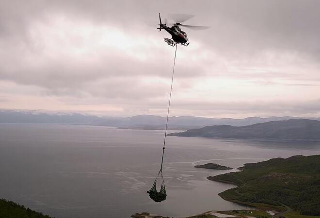 Helikopter som frakter vrakdeler