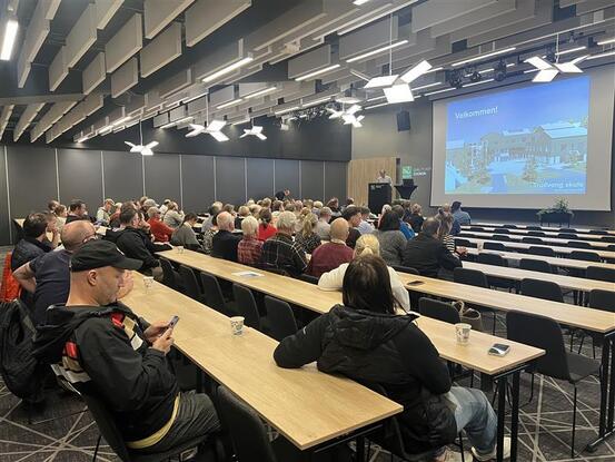 Publikum på folkemøte om Trudvang skule