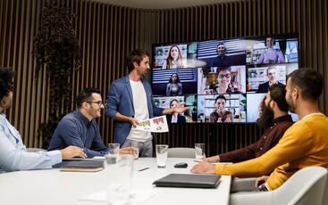 Hybridarbeid fungerer best når ledere balanserer frihet med tydelighet, inkludering og felles møtepunkter. (Foto: Istock.com)