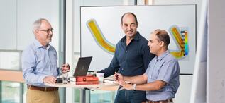 Dr Wolfgang Drahm (til venstre) og Dr Alfred Rieder (i midten) har bygget opp et senter for pre-utvikling. Sammen med teamet sitt og kolleger i Endress+Hauser Flow – her representert ved Dr Vivek Kumar – utvikler de nye innovasjoner. Foto: Endress+Hau