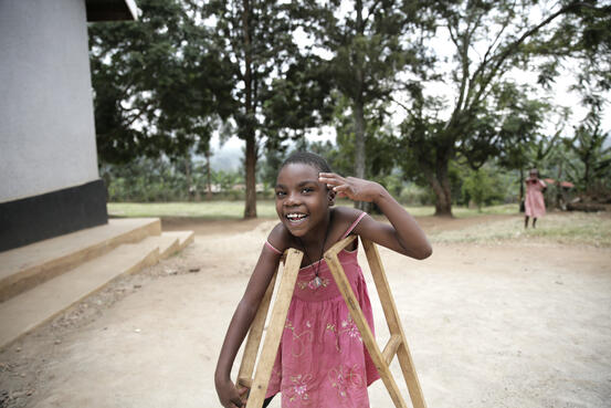 Loyce fra Uganda. Hun har cerebral parese. Årets TV-aksjon går til Atlas-alliansen som skal hjelpa funksjonshemma i krig og fattigdom. (Foto: Truels Zeiner-Henriksen/NRK TV-aksjonen)