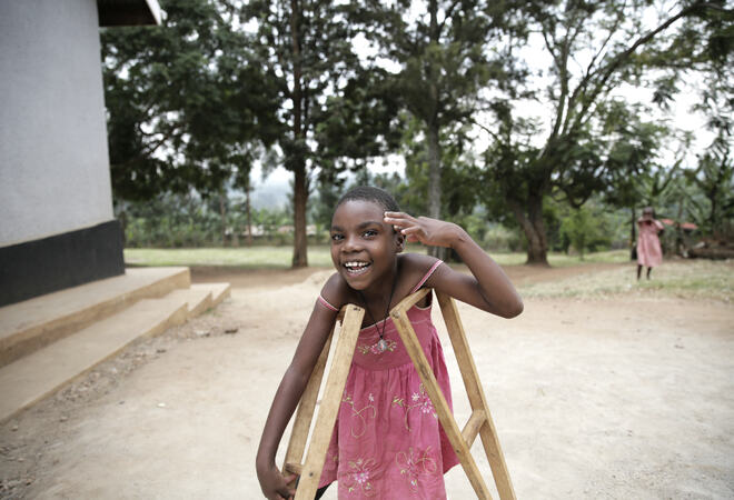 Loyce fra Uganda. Hun har cerebral parese. Årets TV-aksjon går til Atlas-alliansen som skal hjelpa funksjonshemma i krig og fattigdom. (Foto: Truels Zeiner-Henriksen/NRK TV-aksjonen)