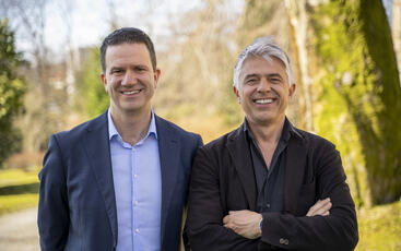 Forfatterne Bård Norheim og Joar Haga viser i boken Fra oljeeventyr til klimakrise hvordan nasjonens selvforståelse former både lederkommunikasjon og muligheten til å skape tillit i krevende tider. (Fra venstre: Bård Norheim, Joar Haga) (Foto: Jo Haveland Stevenson, NLA Høgskolen)