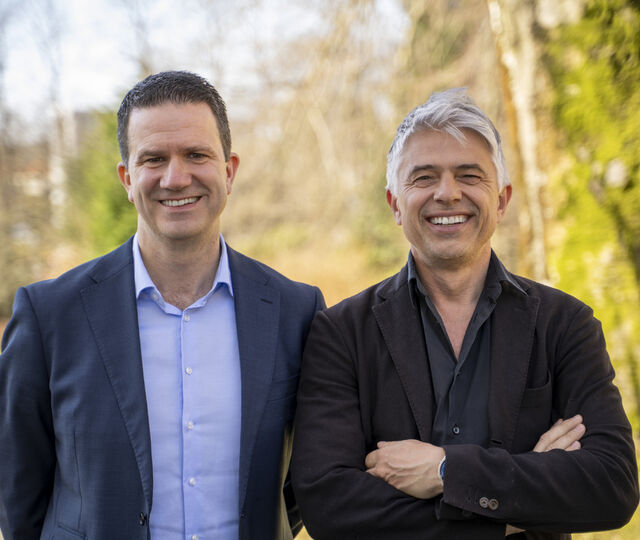 Forfatterne Bård Norheim og Joar Haga viser i boken Fra oljeeventyr til klimakrise hvordan nasjonens selvforståelse former både lederkommunikasjon og muligheten til å skape tillit i krevende tider. (Fra venstre: Bård Norheim, Joar Haga) (Foto: Jo Haveland Stevenson, NLA Høgskolen)