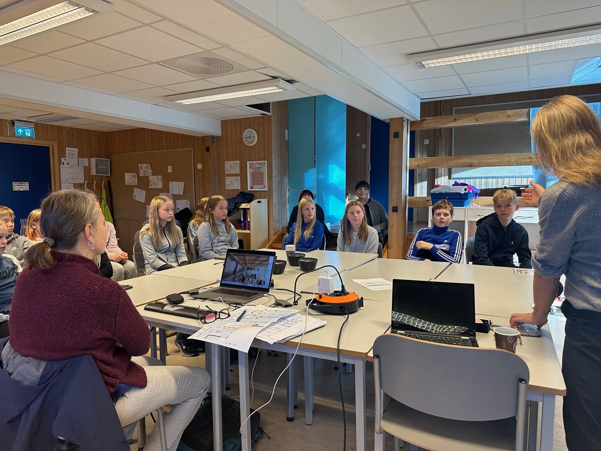 Klasserom med elever som sitter rundt et bord