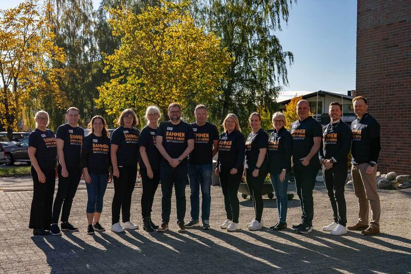 Melhus kommunekomité for TV-aksjonen 2025-2027, fra venstre: Jorid Oliv Jagtøyen, Marius Krogstad Aune, Miriam Sortland Kuldvere , Anne J. Løvseth Byfuglien, Lillian Lervik Ofstad, Einar Gimse-Syrstad, Vidar Krogh Albertsen, Anja Sterten, daglig leder i Frivilligsentralen Jorunn Merete Frengen, Næringsrådgiver Signy Overbye, komitéleder Fritz Arne Haugen, og fra Melhusbanken Martin Snellingen, og Eirik Grøseth Sund.
