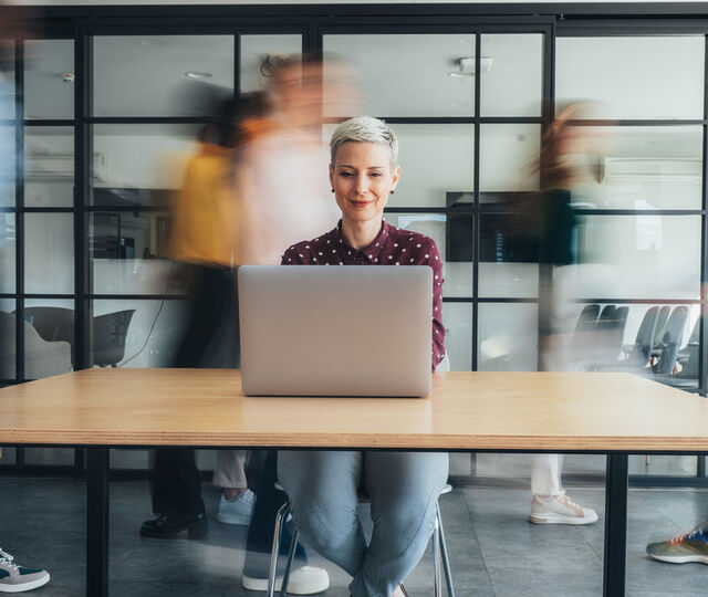 Forstyrrelser koster ledere dyrt, ikke bare i tapt tid, men i tapt nærvær. Å trene hjernen til fokus handler ikke om kontroll, men om bevissthet. (Foto: Istock.com)