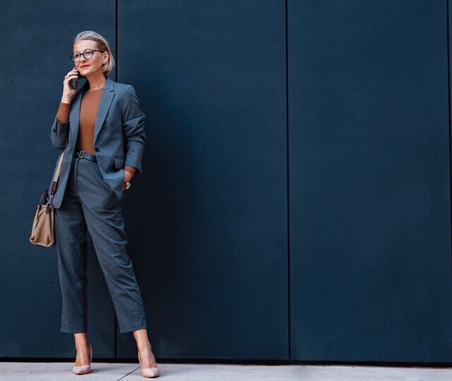 Klesvalg er en del av ditt budskap – og kan enten styrke eller svekke tilliten du ønsker å bygge. (Foto: Istock.com) Klesvalg er en del av ditt budskap – og kan enten styrke eller svekke tilliten du ønsker å bygge. (Foto: Istock.com)